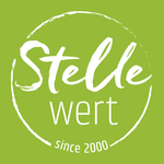 Logo: Die Wörter „Stelle wert“ in Weiß auf einem lindgrünen Kreis.